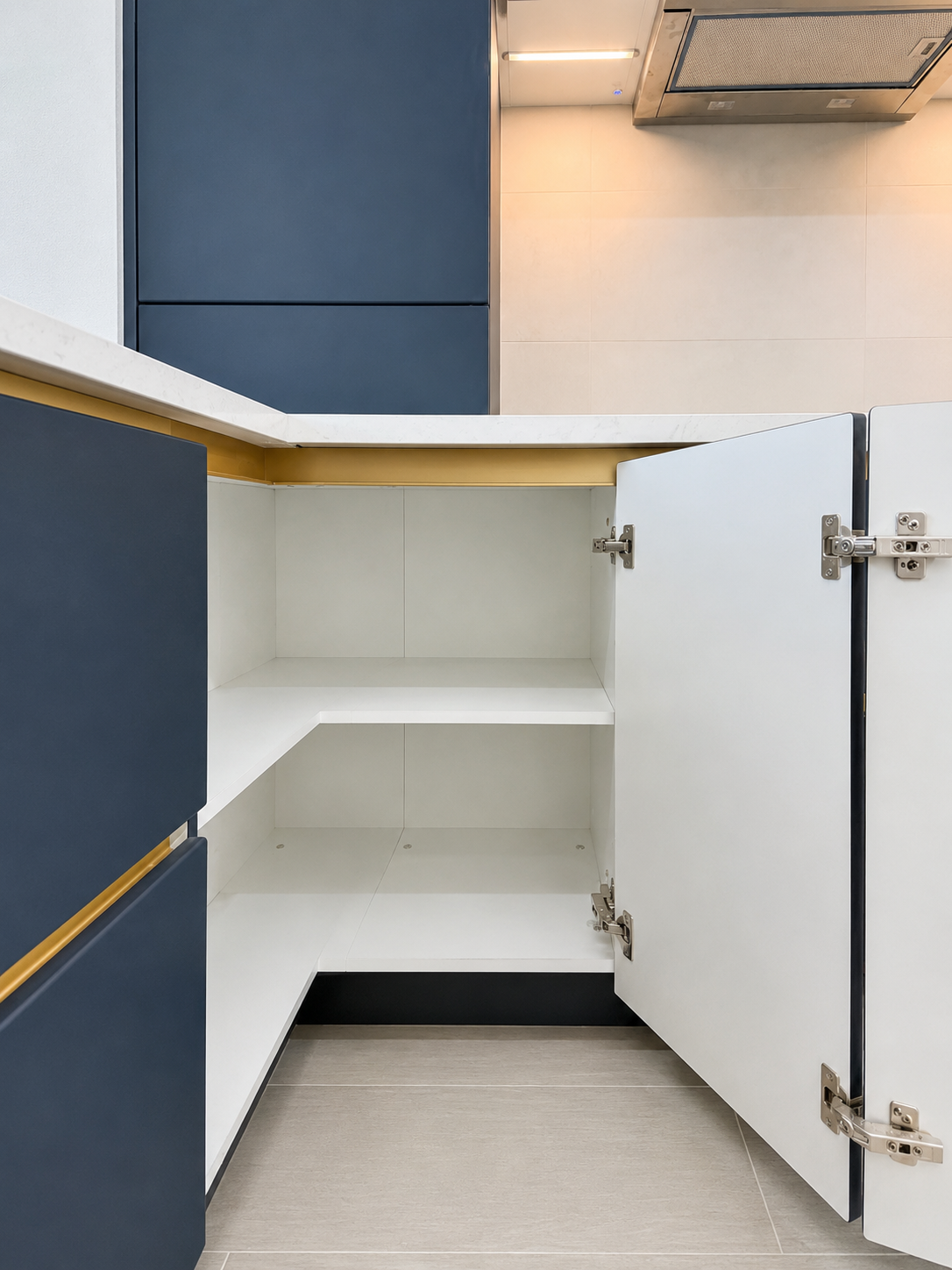 Mobilier de bucătărie NORVINIA, cu fronturi din MDF termoformat albastre și textură lemn, blat din cuarț compozit și mânere tip profil GOLA, finisaj auriu