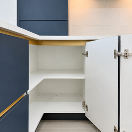 Mobilier de bucătărie NORVINIA, cu fronturi din MDF termoformat albastre și textură lemn, blat din cuarț compozit și mânere tip profil GOLA, finisaj auriu