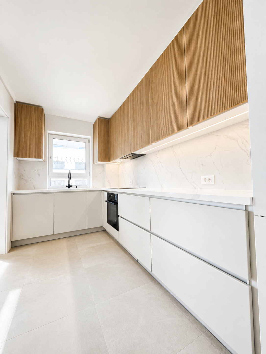 Mobilier de bucătărie NORVINIA, cu fronturi din MDF termoformat uni și textură lemn, blat din cuarț compozit și mânere tip profil GOLA