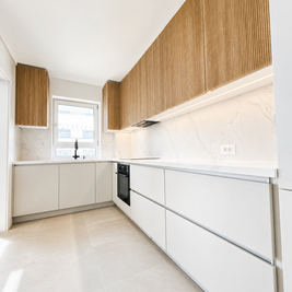 Mobilier de bucătărie NORVINIA, cu fronturi din MDF termoformat uni și textură lemn, blat din cuarț compozit și mânere tip profil GOLA