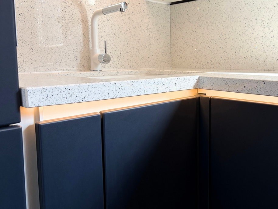 Mobilier din MDF termoformat cu blat, contrablat din cuarț compozit și mânere tip profil GOLA