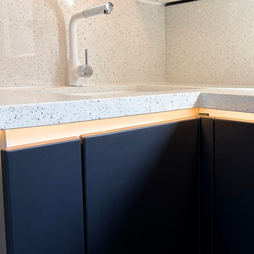 Mobilier din MDF termoformat cu blat, contrablat din cuarț compozit și mânere tip profil GOLA