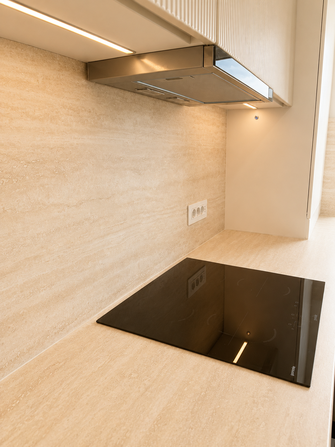 Mobilier de bucătărie NORVINIA, cu fronturi din MDF termoformat, blat termorezistent EGGER și mânere tip profil GOLA