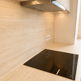 Mobilier de bucătărie NORVINIA, cu fronturi din MDF termoformat, blat termorezistent EGGER și mânere tip profil GOLA