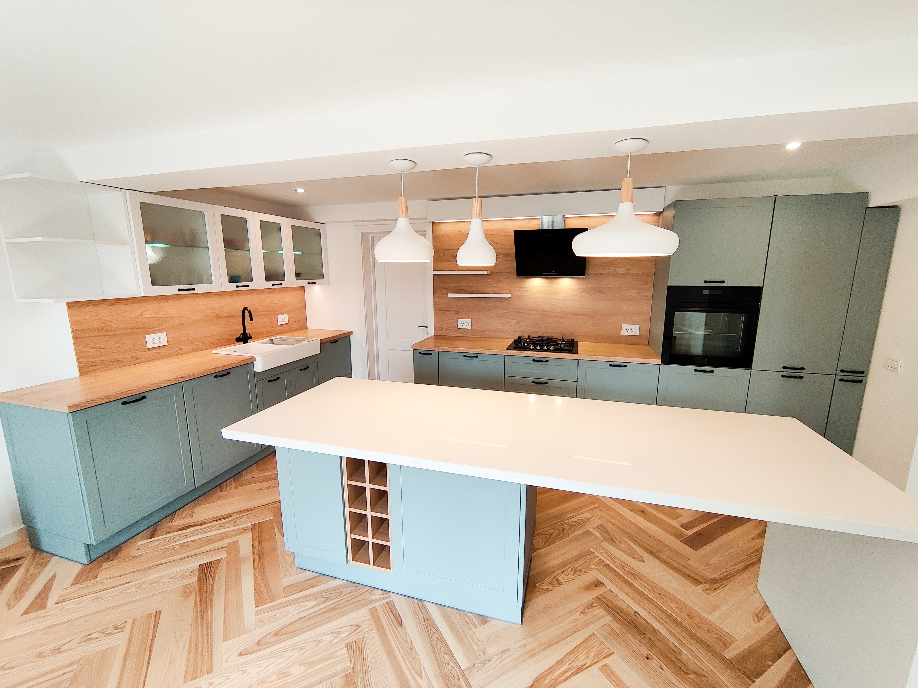 Mobilier de bucătărie NORVINIA din MDF termoformat cu insulă din cuarț compozit