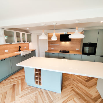 Mobilier de bucătărie NORVINIA din MDF termoformat cu insulă din cuarț compozit