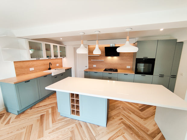 Mobilier de bucătărie NORVINIA din MDF termoformat cu insulă din cuarț compozit