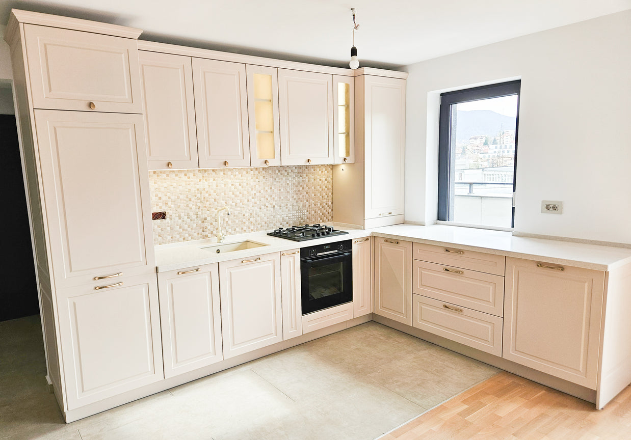 Mobilă de bucătărie fabricată la comandă de NORVINIA cu blat și glaf geam din cuarț compozit, mobilier din MDF termoformat