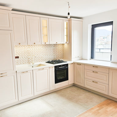 Mobilă de bucătărie fabricată la comandă de NORVINIA cu blat și glaf geam din cuarț compozit, mobilier din MDF termoformat