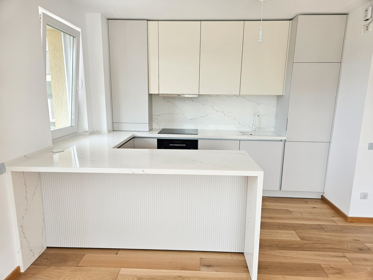 Mobilă de bucătărie fabricată la comandă de NORVINIA cu blat și glaf geam din cuarț compozit, mobilier din MDF termoformat