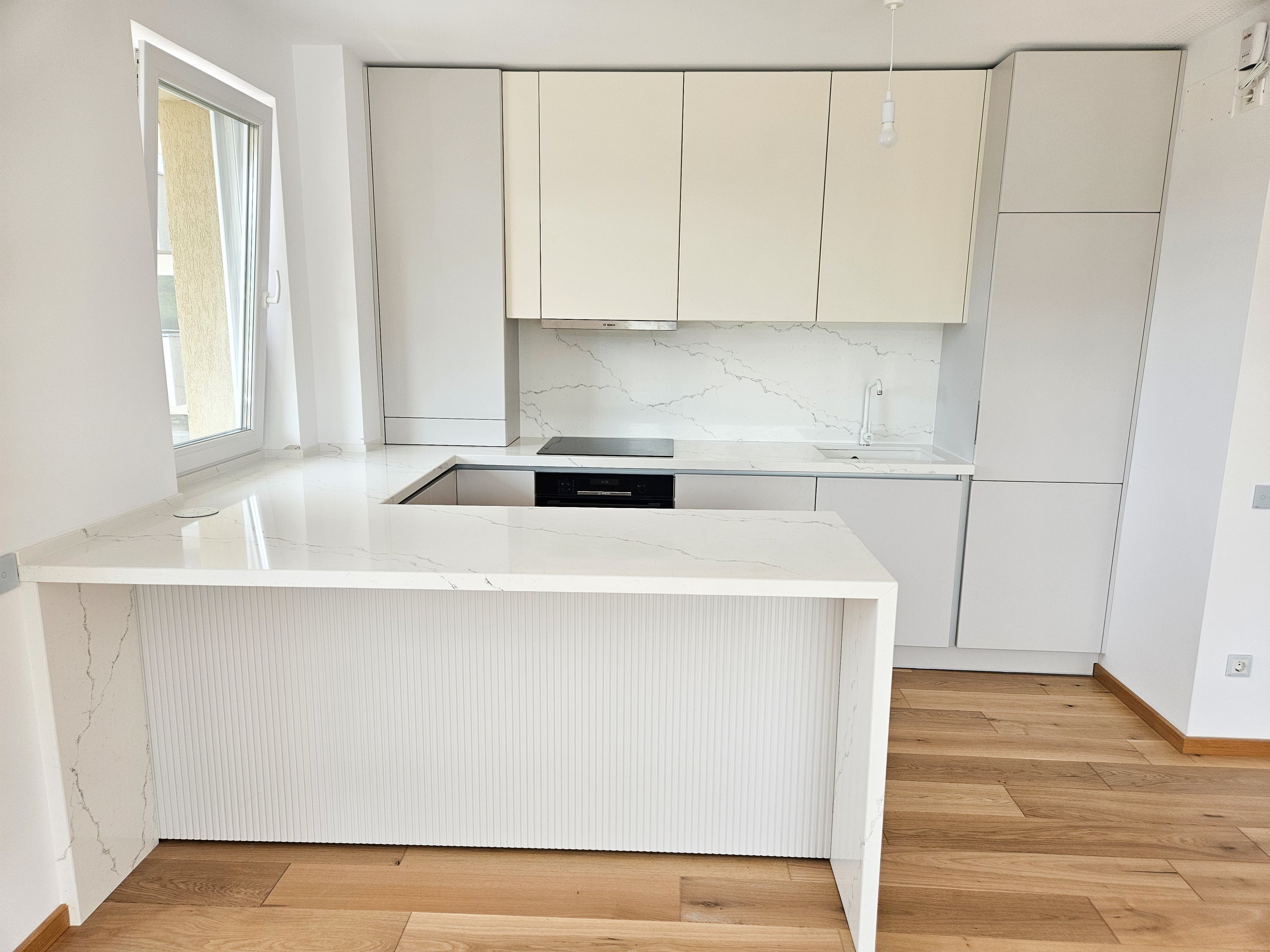 Mobilă de bucătărie fabricată la comandă de NORVINIA cu blat și glaf geam din cuarț compozit, mobilier din MDF termoformat