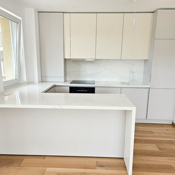 Mobilă de bucătărie fabricată la comandă de NORVINIA cu blat și glaf geam din cuarț compozit, mobilier din MDF termoformat