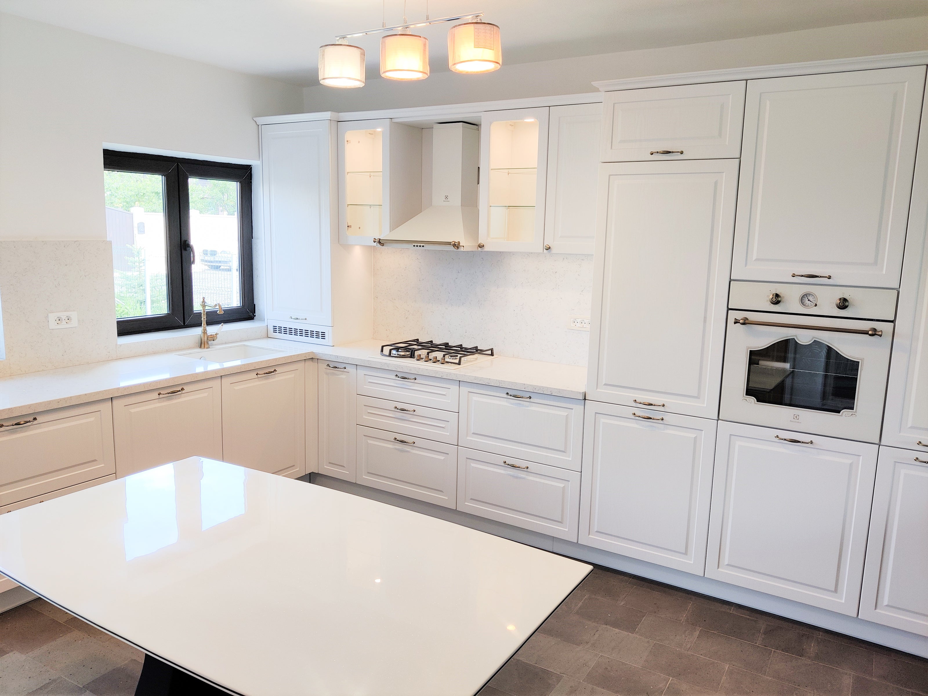 Mobilă de bucătărie din MDF termoformat fabricată la comandă de NORVINIA cu blat din cuarț compozit și chiuvetă montată sub blat