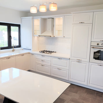 Mobilă de bucătărie din MDF termoformat fabricată la comandă de NORVINIA cu blat din cuarț compozit și chiuvetă montată sub blat