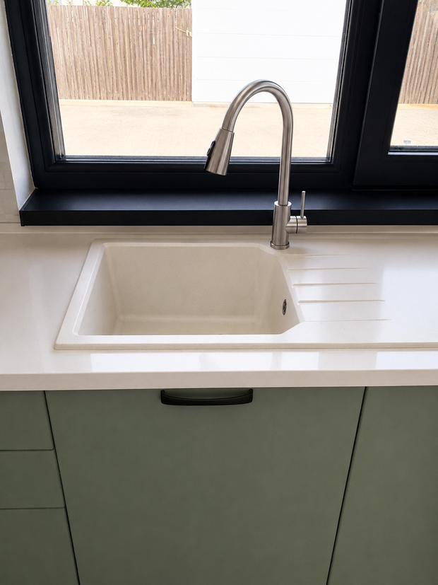 Mobilier de bucătărie NORVINIA, cu fronturi din MDF termoformat, blat din cuarț compozit și mânere metalice aplicate