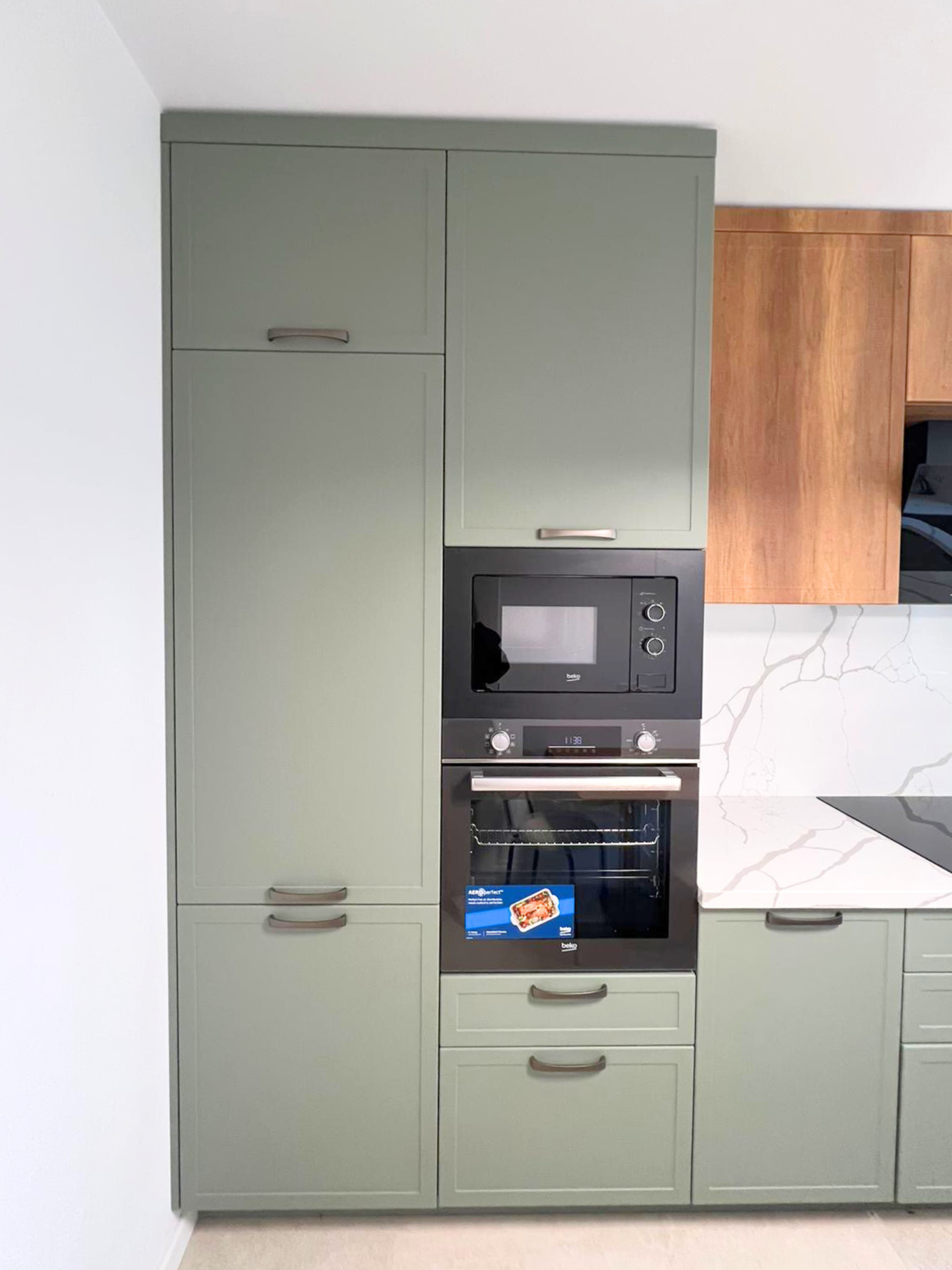 Mobilier bucătărie NORVINIA, cu blat din cuarț compozit și chiuvetă montată sub blat