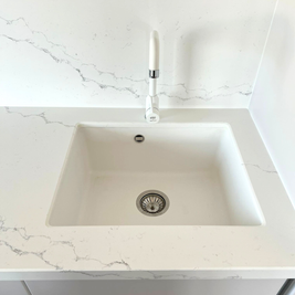 Mobilier la comandă pentru bucătărie NORVINIA, cu mânere tip profil GOLA și blat din cuarț compozit