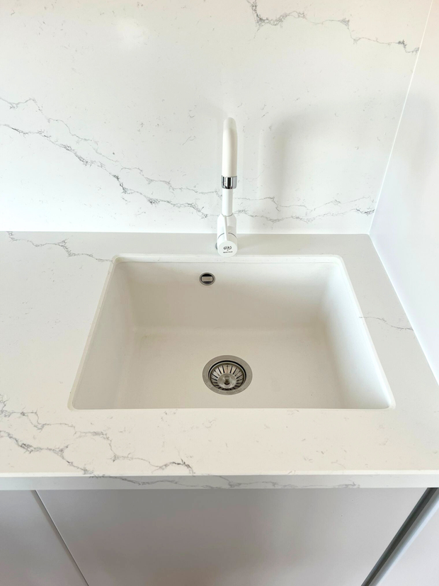 Mobilier la comandă pentru bucătărie NORVINIA, cu mânere tip profil GOLA și blat din cuarț compozit