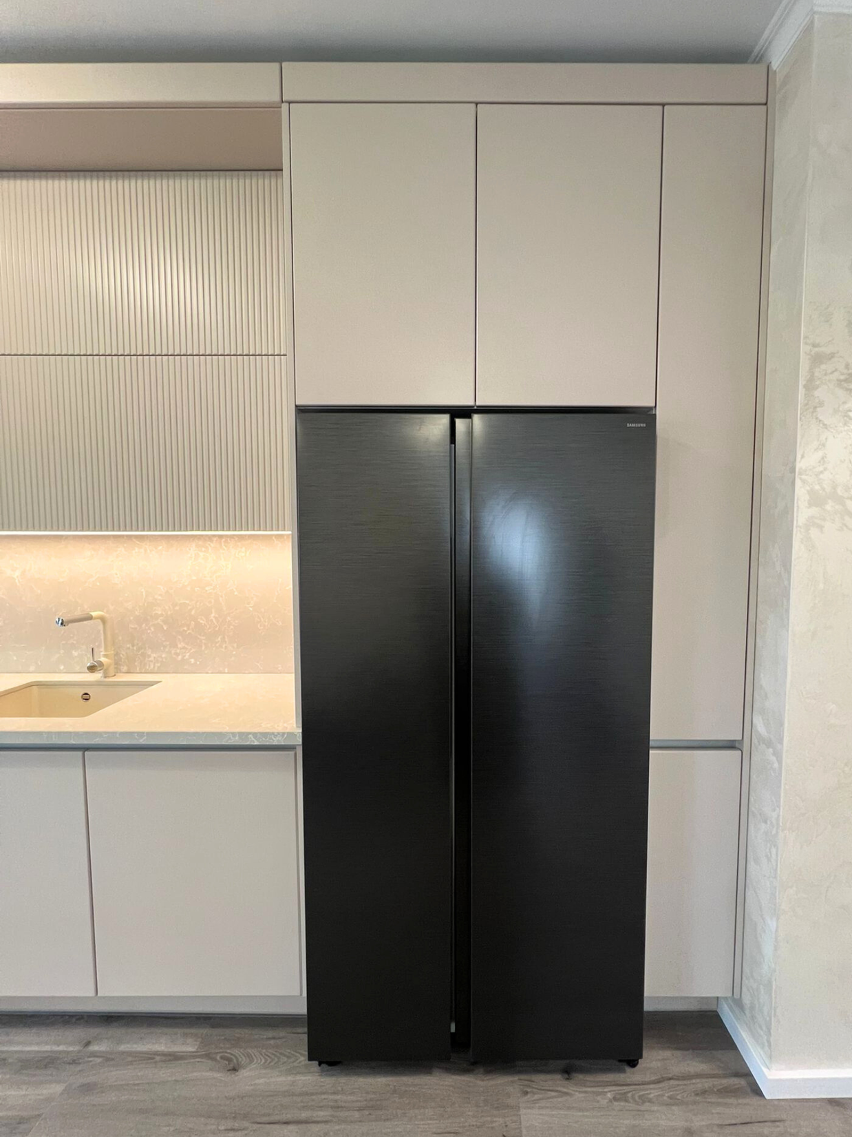 Mobilier la comandă pentru bucătărie NORVINIA, cu mânere tip profil GOLA și blat din cuarț compozit