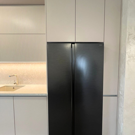 Mobilier la comandă pentru bucătărie NORVINIA, cu mânere tip profil GOLA și blat din cuarț compozit