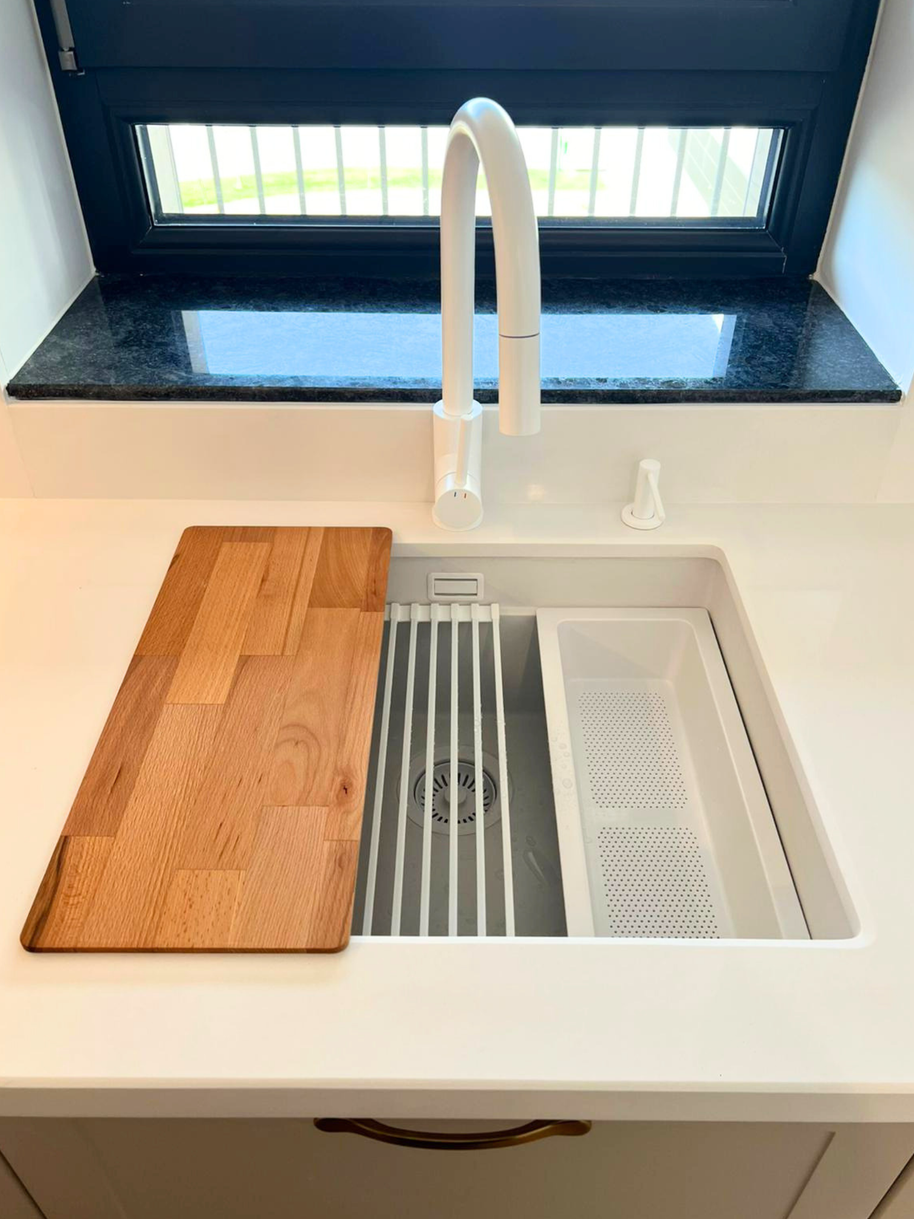 Mobilier de bucătărie NORVINIA, cu fronturi din MDF termoformat și mânere metalice aplicate și blat din cuarț compozit