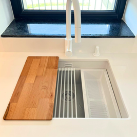 Mobilier de bucătărie NORVINIA, cu fronturi din MDF termoformat și mânere metalice aplicate și blat din cuarț compozit