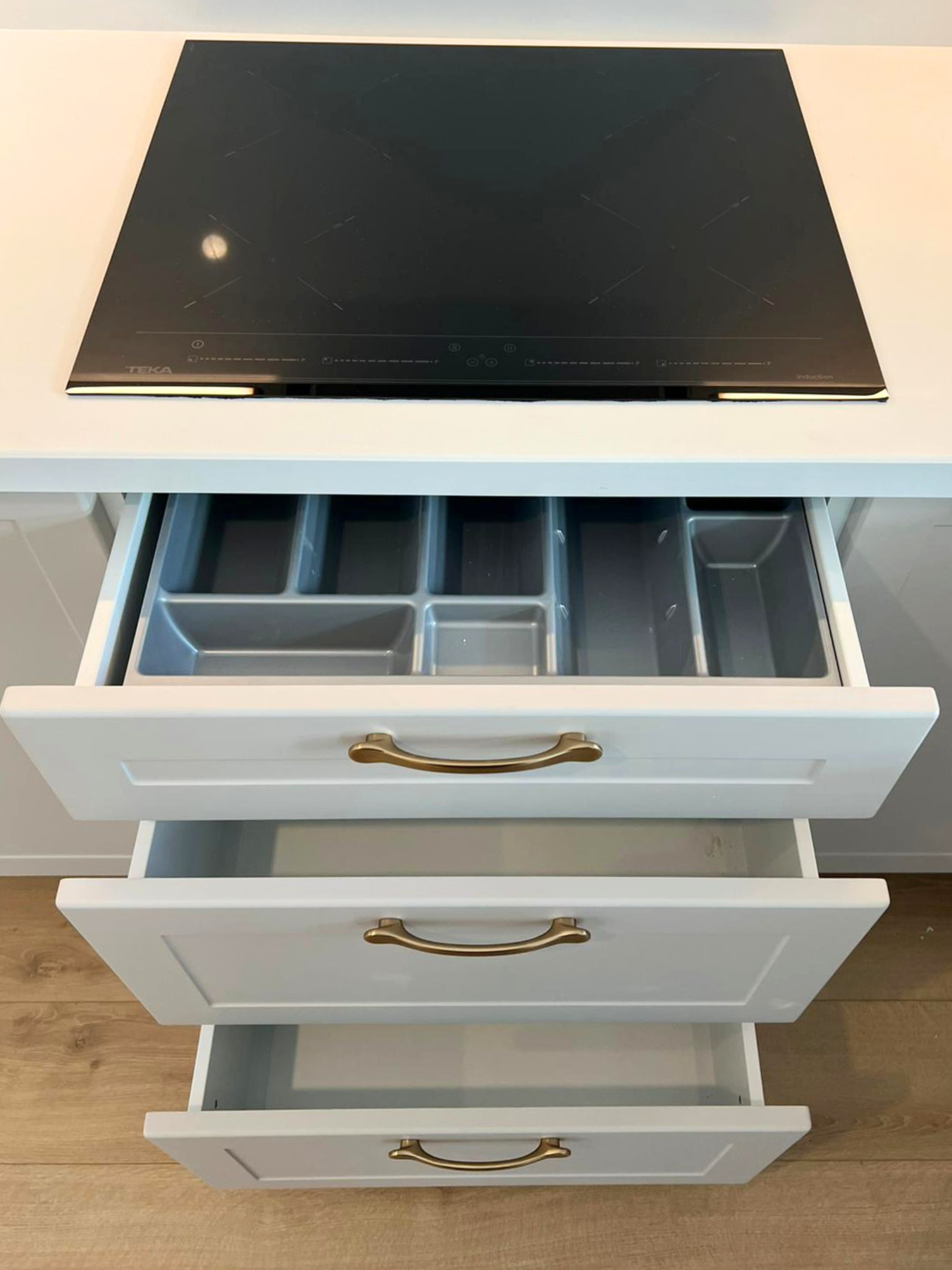 Mobilier de bucătărie NORVINIA, cu fronturi din MDF termoformat și mânere metalice aplicate și blat din cuarț compozit