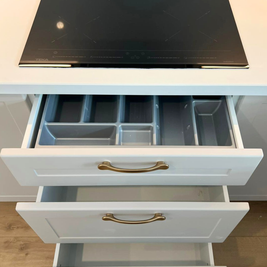 Mobilier de bucătărie NORVINIA, cu fronturi din MDF termoformat și mânere metalice aplicate și blat din cuarț compozit