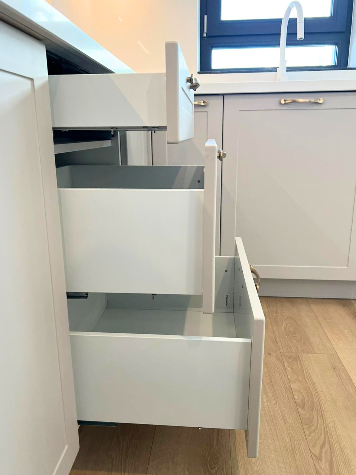 Mobilier de bucătărie NORVINIA, cu fronturi din MDF termoformat și mânere metalice aplicate și blat din cuarț compozit