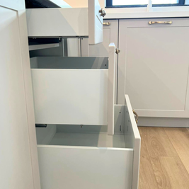 Mobilier de bucătărie NORVINIA, cu fronturi din MDF termoformat și mânere metalice aplicate și blat din cuarț compozit