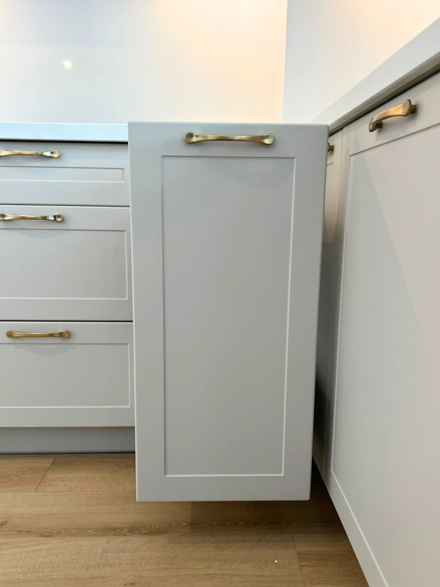 Mobilier de bucătărie NORVINIA, cu fronturi din MDF termoformat și mânere metalice aplicate și blat din cuarț compozit