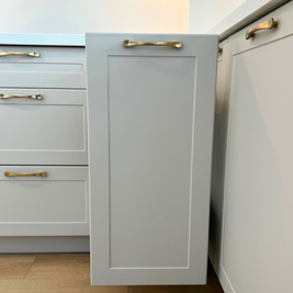 Mobilier de bucătărie NORVINIA, cu fronturi din MDF termoformat și mânere metalice aplicate și blat din cuarț compozit