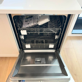 Mobilier de bucătărie NORVINIA, cu fronturi din MDF termoformat și mânere metalice aplicate și blat din cuarț compozit