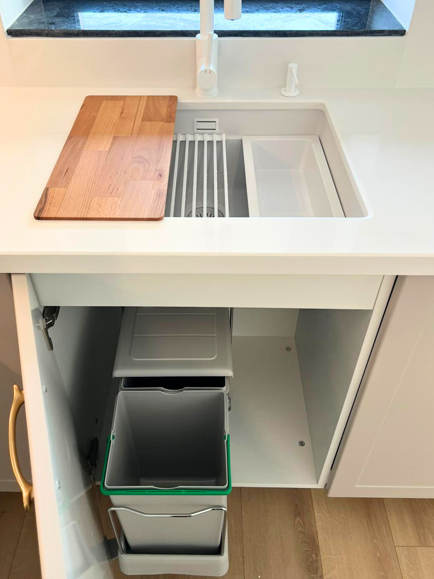Mobilier de bucătărie NORVINIA, cu fronturi din MDF termoformat și mânere metalice aplicate și blat din cuarț compozit