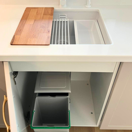 Mobilier de bucătărie NORVINIA, cu fronturi din MDF termoformat și mânere metalice aplicate și blat din cuarț compozit