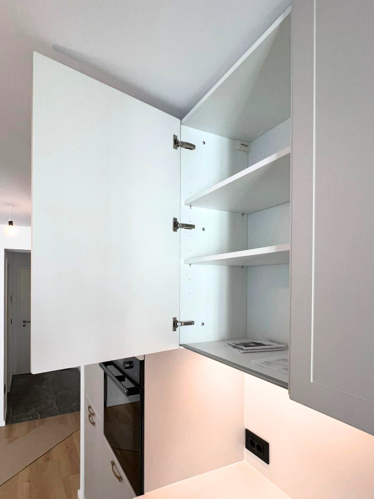 Mobilier de bucătărie NORVINIA, cu fronturi din MDF termoformat și mânere metalice aplicate și blat din cuarț compozit