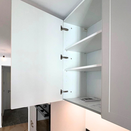 Mobilier de bucătărie NORVINIA, cu fronturi din MDF termoformat și mânere metalice aplicate și blat din cuarț compozit