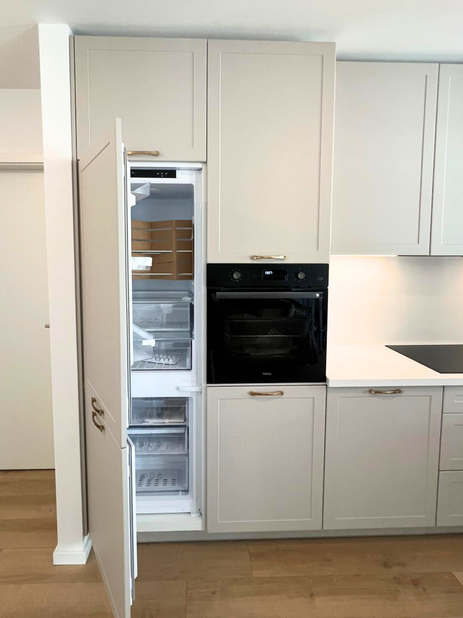 Mobilier de bucătărie NORVINIA, cu fronturi din MDF termoformat și mânere metalice aplicate și blat din cuarț compozit