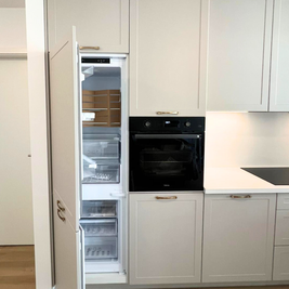 Mobilier de bucătărie NORVINIA, cu fronturi din MDF termoformat și mânere metalice aplicate și blat din cuarț compozit