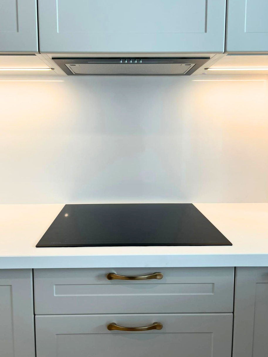 Mobilier de bucătărie NORVINIA, cu fronturi din MDF termoformat și mânere metalice aplicate și blat din cuarț compozit