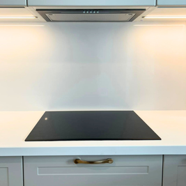 Mobilier de bucătărie NORVINIA, cu fronturi din MDF termoformat și mânere metalice aplicate și blat din cuarț compozit