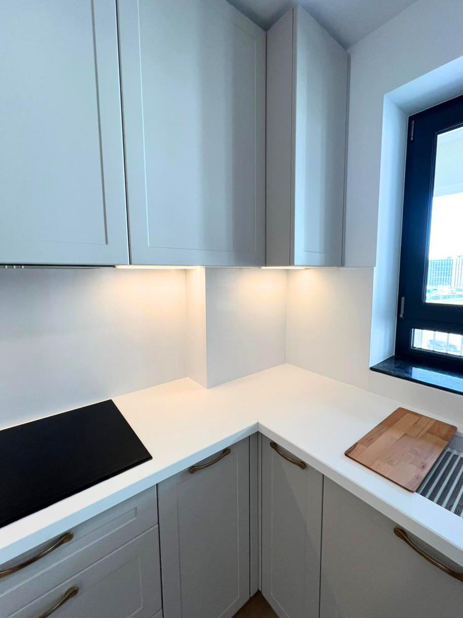 Mobilier de bucătărie NORVINIA, cu fronturi din MDF termoformat și mânere metalice aplicate și blat din cuarț compozit