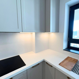 Mobilier de bucătărie NORVINIA, cu fronturi din MDF termoformat și mânere metalice aplicate și blat din cuarț compozit