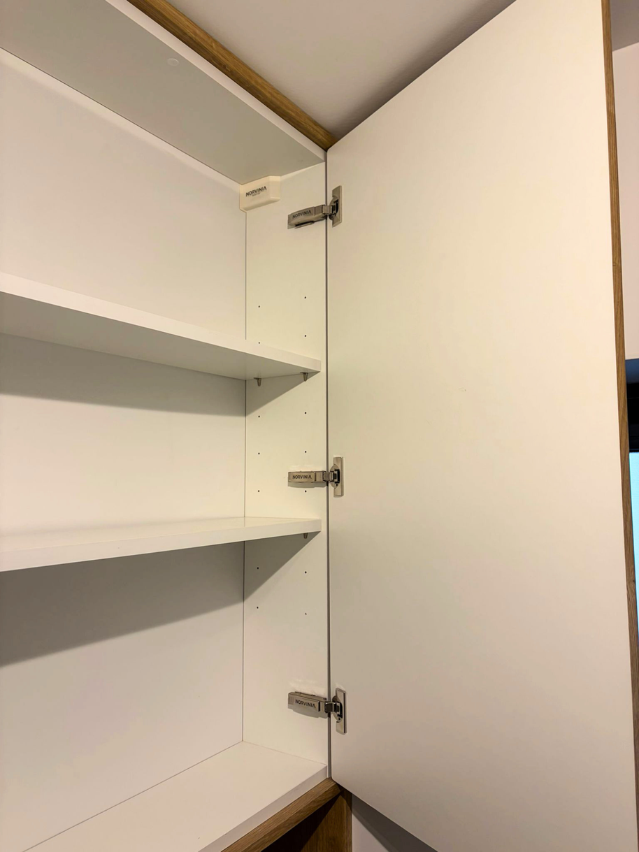 Mobilier pentru baie realizat la comandă de NORVINIA cu blat din cuartz compozit