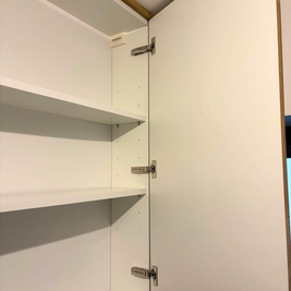 Mobilier pentru baie realizat la comandă de NORVINIA cu blat din cuartz compozit