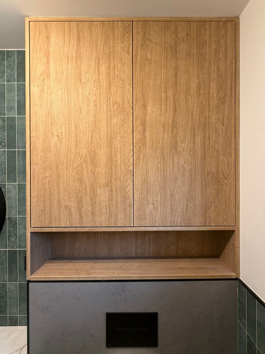 Mobilier pentru baie realizat la comandă de NORVINIA cu blat din cuartz compozit