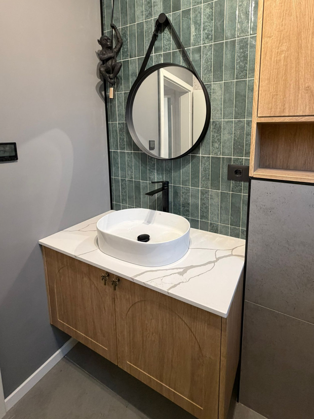 Mobilier pentru baie realizat la comandă de NORVINIA cu blat din cuartz compozit