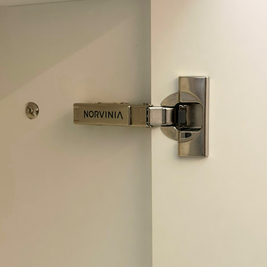 Mobilă de bucătărie cu accente aurii fabricată la comandă de Norvinia cu blat din cuarț compozit și chiuvetă montată sub blat