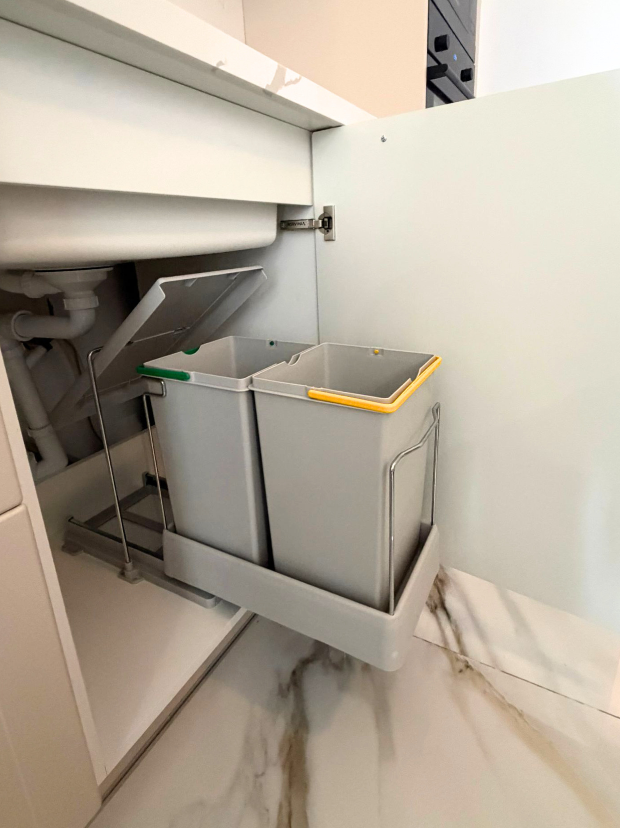 Mobilă de bucătărie cu accente aurii fabricată la comandă de Norvinia cu blat din cuarț compozit și chiuvetă montată sub blat