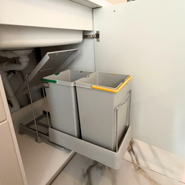 Mobilă de bucătărie cu accente aurii fabricată la comandă de Norvinia cu blat din cuarț compozit și chiuvetă montată sub blat